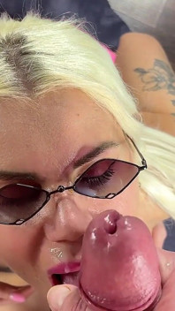 POV-kamera. Ein Herrlicher Blowjob Von Einer Vollbusigen Schönheit Mit Einer Gesichtsbesamung