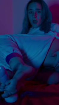 Chystám se testovat, jak daleko se moje nohy vešly do tvých úst, ale nezapomeňte věnovat pozornost mé kundičce