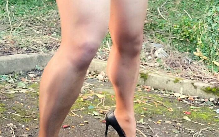 Skittle uk: Showing off and Cum Shot Outdoors in Skirt and Heels