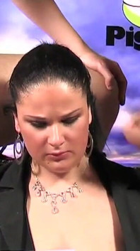 Pig Italia transmisión exclusiva en vivo de una puta siendo follada por dos pollas grandes que se corren en ella