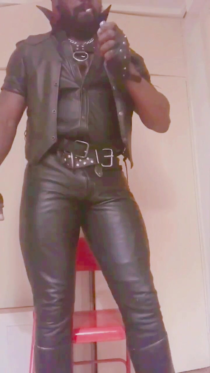 Black Muscle Stepdad: Un Papa Fume Du Cuir Avec Un Gros Cul