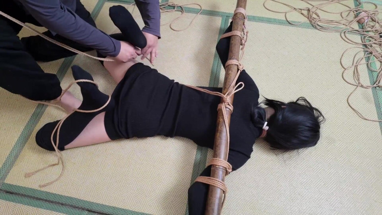 Aisan girl bondage: Xr40-a Dziewczyna w czarnej pończochy jest przywiązana do krzyża