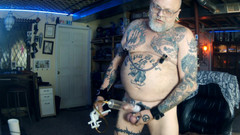 City hog: Tetovaný podivína pumpuje jeho ptáka