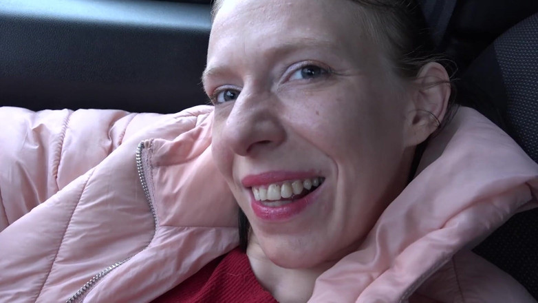 Porno Cloud: Milf Amy leva tudo do gloryhole.