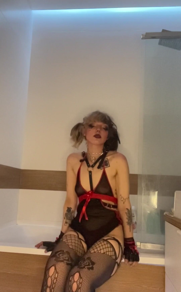 Soft Vulgar: Симпатичная маленькая дьяволка показывает себя в ванной