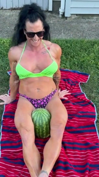 Kaslı orta yaşlı seksi kadın kandys karpuz ezme hakimiyeti