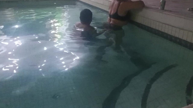 Milfta boohot: Fotfetisch min styvmamma modellerar dem i hotellpoolen