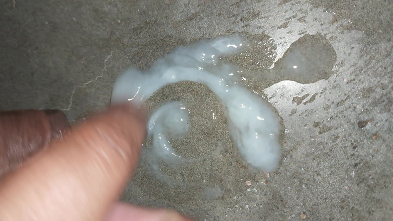 Bigcocka: Мой большой индийский большой член дези кончает и писает