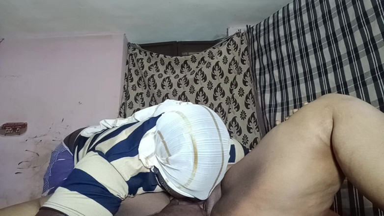 Tamil Anti Uma: 久しぶりに叔母のプレマが私の家にやって来ました。彼女が私にマンコを舐めてほしいと頼むと、私はそれを舐め、彼女のように水を飲みました。