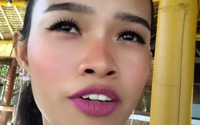 MaikaMann: Cewek cantik ini lagi asik muasin memeknya pakai dildo ukuran...