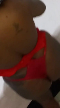 새 비키니를 보여주는 욕심 많은 여친
