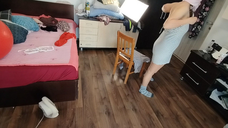 Amateur_MS: Amateurvrouw geniet ervan om kleding te passen en ze te...