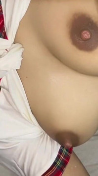 남친과 하드코어 섹스를 즐기는 이층침대에서 발정난 소녀의 젖탱이 짜기