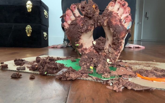 Miss Valentina: Cake Vs Feet