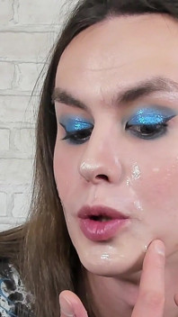 Jerking off a Dick Cumming on My Face and Eating My Cum