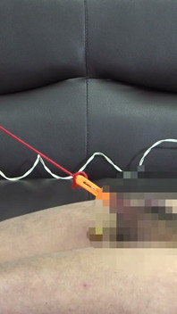 CBT: Le punizioni per i peni e le palle delle dipendenti della capo includono mollette, palette da sculacciata, sollevamento di fili e schiacciamento dei testicoli.