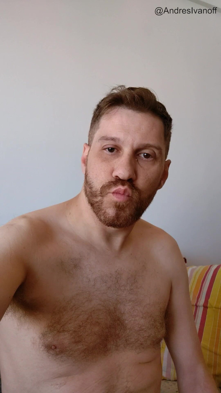 Andres Ivanoff: Me masturbando pelada e brincando com meus pés