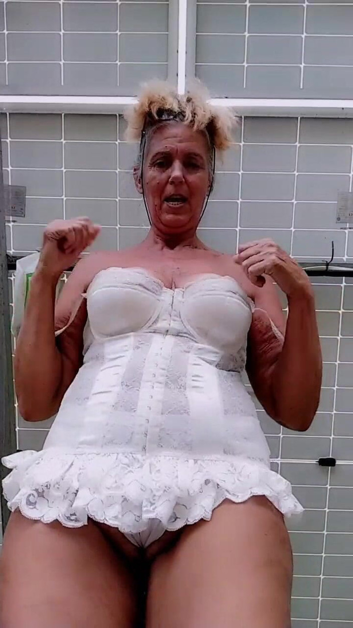 Lukerya: 开朗的家庭主妇卢克里娅：装修完成后，脚的魔力开始