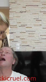 Selvagem loira milf cuspindo na boca de seus escravos