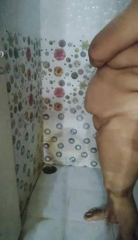 Telugu-fuckers: Desi gorące bigboobs opuchnięte sutki ciocia nagie kąpieli show dla...