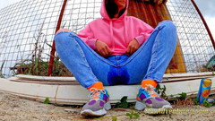 Pee Adventures: Kencing palung seluar jeansnya di luar rumah