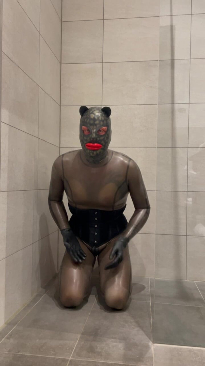 PervyLara: Rubberdoll svart transparent latex catsuit i badrummet