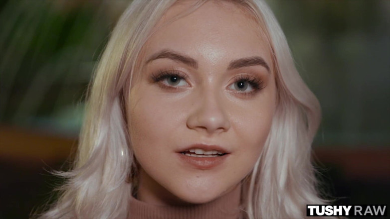 Tushyraw: Tushyraw Blonda drăguță are parte de întinderea fundului ei mic perfect