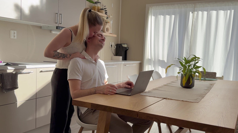Christian Hearts: Arbeitener typ hat glück, wenn ehefrau action will