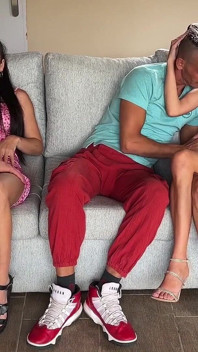 Parejas swinger se reúnen para intercambiar esposas y follan apasionadamente en el mismo sofá