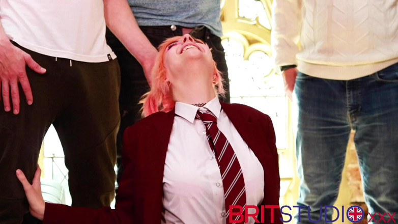 Brit Studio: Kitty trong bộ đồng phục đại học thổi kèn