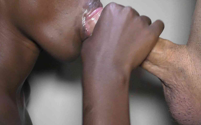 Bam-bulax: Темношкіра тінка смокче великий білий член і ковтає сперму