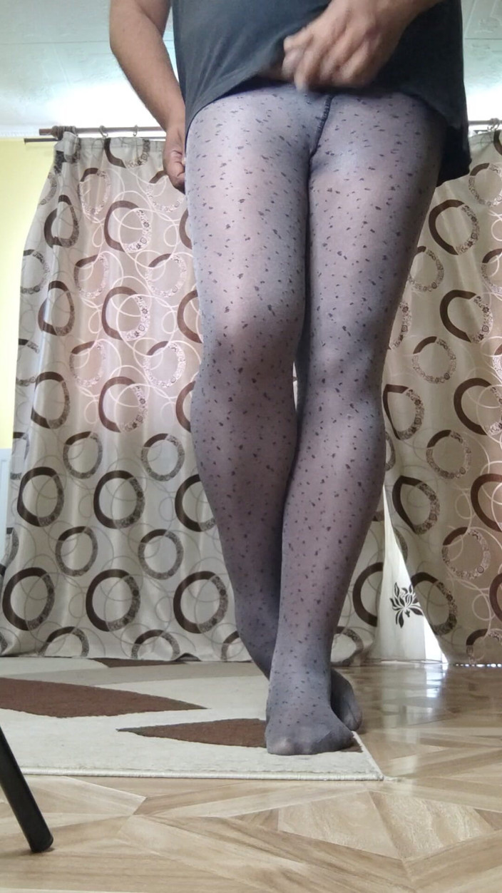 Pantyhosecouple123: Chân trong đôi tất có hoa văn gợi cảm