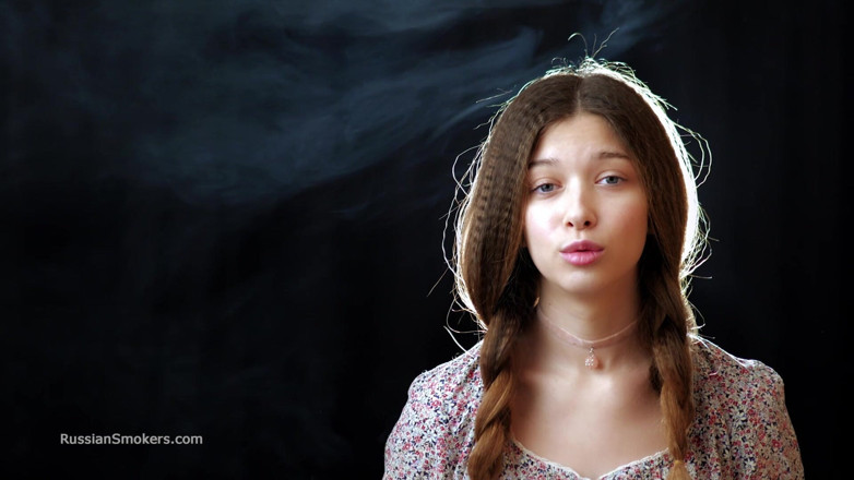 Russian Smokers: Awek Rusia seksi menggoda rokok dengan perlahan