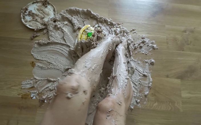 Monica Crush: Écrasement de gâteau pieds nus