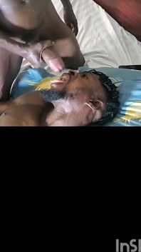 Üvey babamın porno izlediğini gördüm. Büyük yarağı yüzünden yürüyemedim.