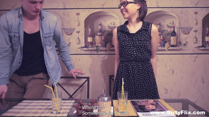 She is Nerdy: Cermin mata melukis air mani