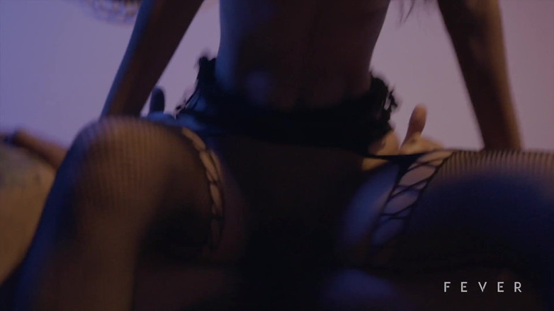 Fever Films: Esmer kadın ilk kez porno yıldızıyla sikişiyor