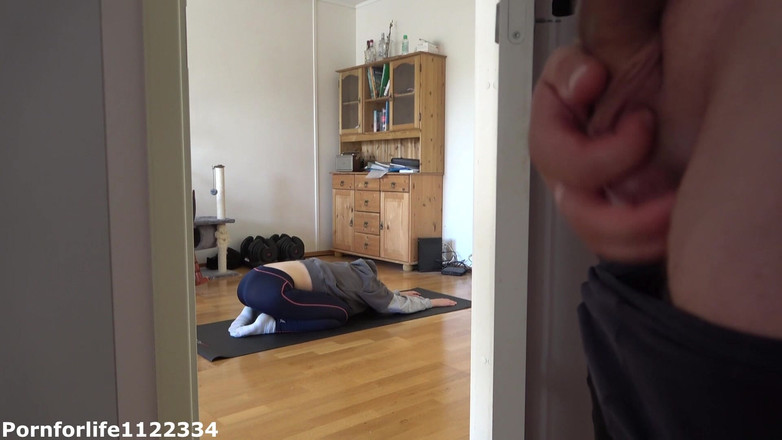 Pornforlife1122334: Uwielbiam oglądać, jak moja przyrodnia siostra robi jogę i szarpię...