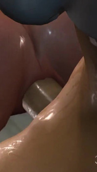Une prof à bite en 3D baise une étudiante mignonne avec retenue dans le donjon