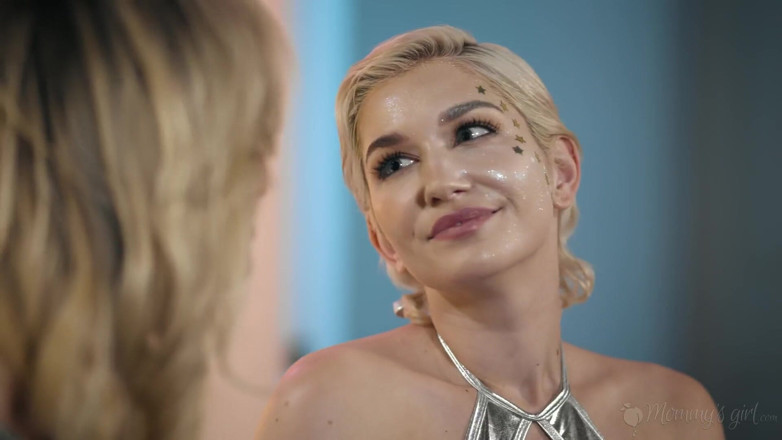 Mommy's Girl: Девушка мачехи - милфа Brooke Banner и падчерица Skye Blue трахаются в последний раз перед полуночи