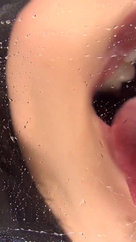Ídolo em pov - Yua Nanami esfrega a língua contra as lentes, cuspindo grosso enquanto ela te prende no lugar com seus olhos