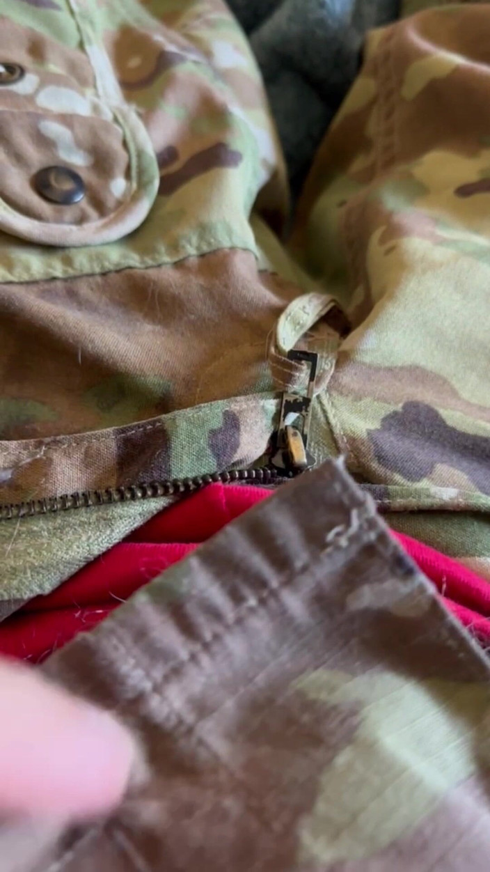 Gay Soldier Stuff: エッチな米陸軍兵士がヘリコプター飛行後にリラックスし、来るまで制服を着てオナニーする
