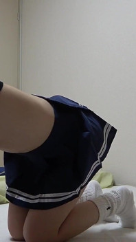 Wedgie Thong 팬티를 입은 일본 소녀가 티셔츠에서 튀어나와 거유를 반복적으로 고정하면서 아파트를 청소합니다.