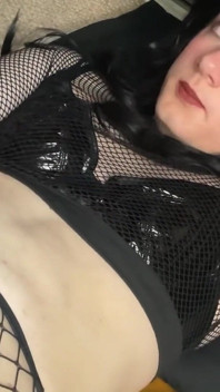 Goth Trap menyebat pantatnya pada mainannya