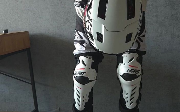Sneakersmax98: Kremowe ciasto na mojej mxhelmet