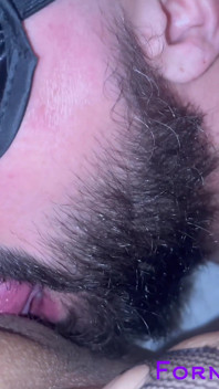 Esclavo con los ojos vendados adorando gordo coño mojado