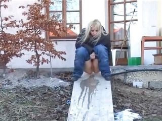 Femdom Austria: Con đĩ đi tiểu bên cạnh một ngôi nhà