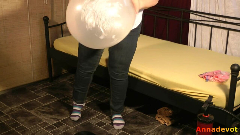 Anna Devot: Annadevot - Played with a large balloon