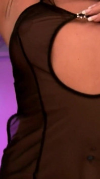 Ahegao bruna si infila un dildo nei suoi buchi bagnati fino al tremante orgasmo