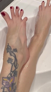 Pieds dans la baignoire et footjob avec gode